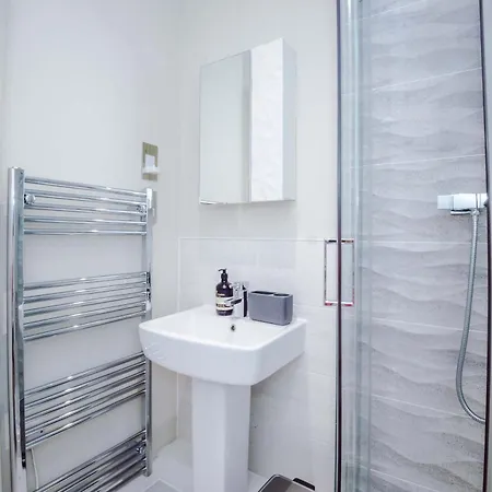 Riverside 2bed 2 Bath Fast Wifi Apartment