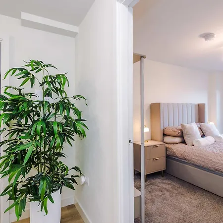 Riverside 2bed 2 Bath Fast Wifi Apartment