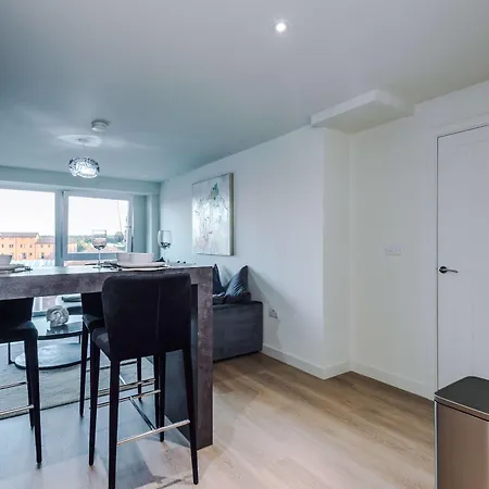 Riverside 2bed 2 Bath Fast Wifi Apartment *